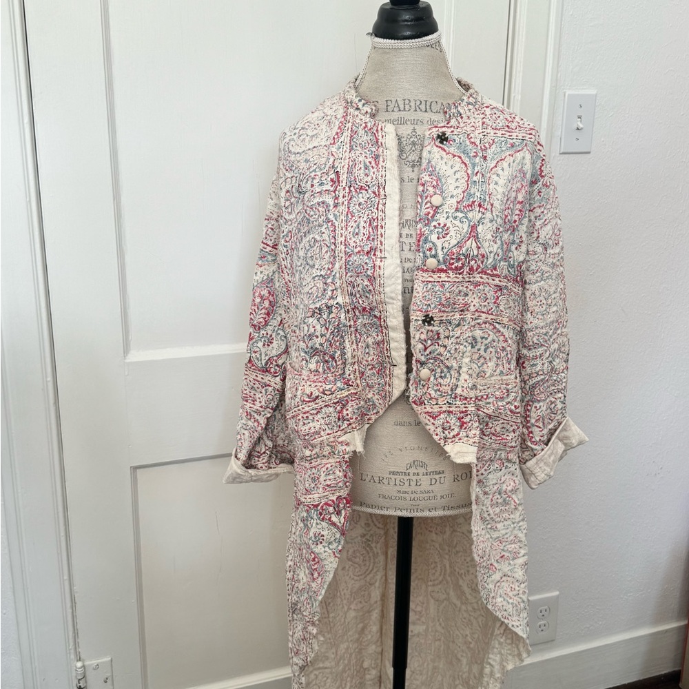 Magnolia Pearl Kimono Jacket in Cream with Red & Blue Paisley - Picture 1 of 3